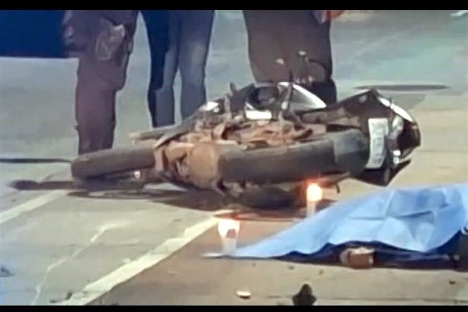 Dos motociclistas se accidentaron en la Colonia Colón Industrial, de Guadalajara; una mujer murió y un hombre resultó con lesiones.