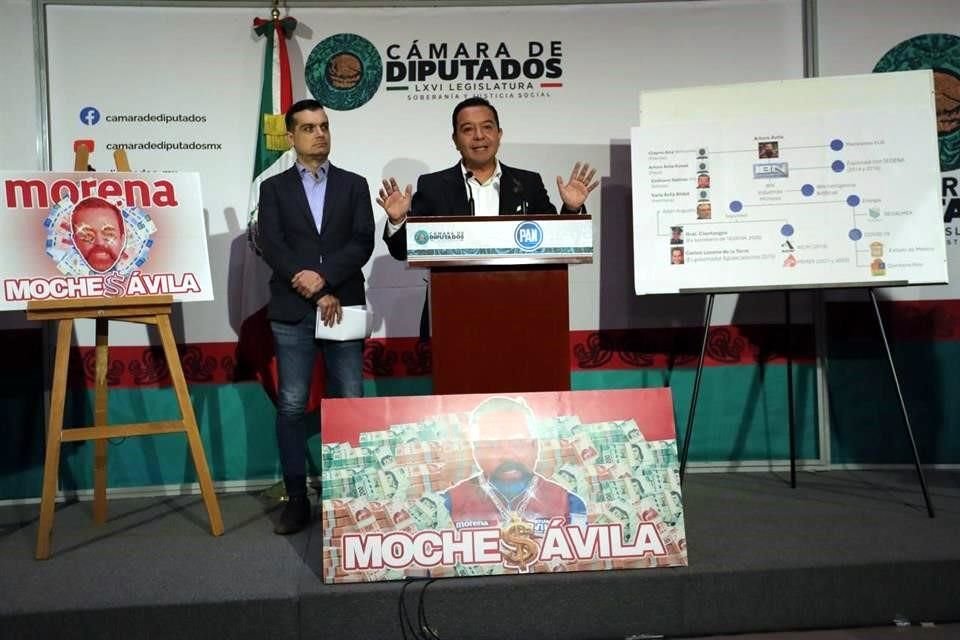 El diputado Héctor Téllez acompañado del vocero panista Jorge Triana en conferencia de prensa en San Lázaro.
