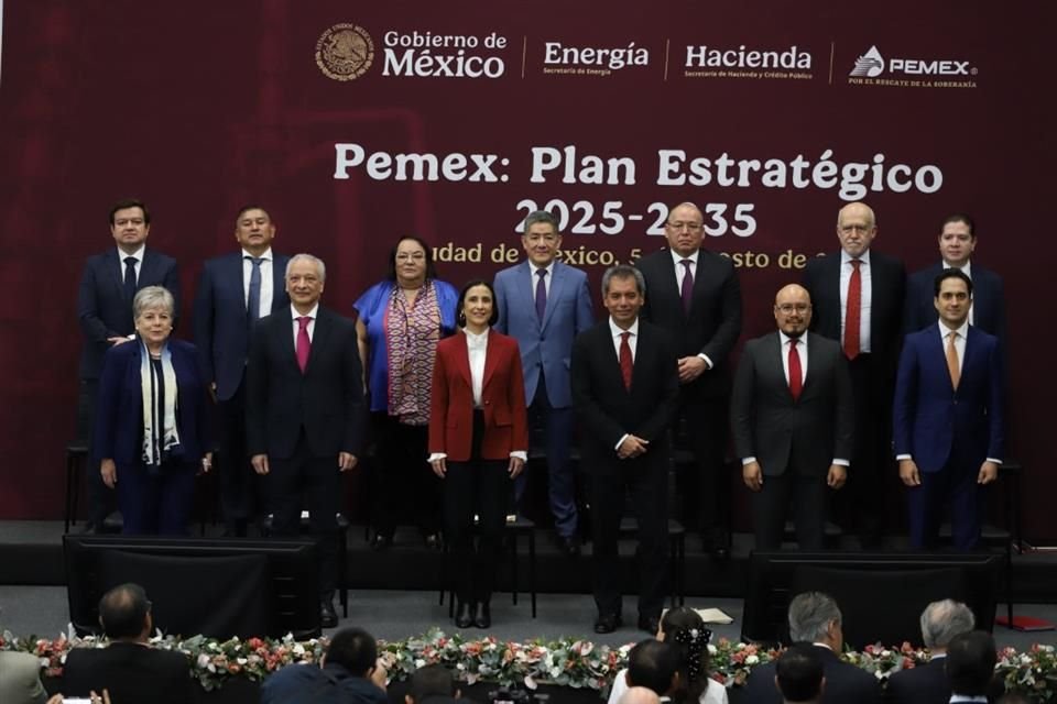 En la presentación del Plan Estratégico de Pemex 2025-2035 estuvieron presentes Víctor Rodríguez, titular de Pemex; Luz Elena González, Secretaría de Energía, y Édgar Amador, Secretario de Hacienda, entre otros. 