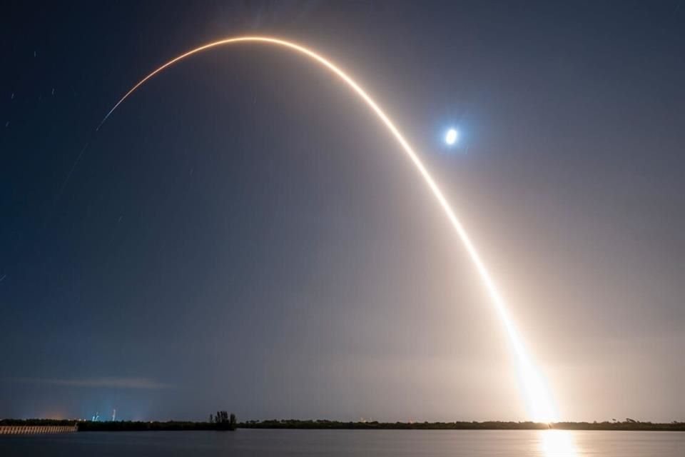 Para lanzar los satélites en órbita, Amazon emplea los cohetes de SpaceX, compañía rival que también ofrece internet satelital.