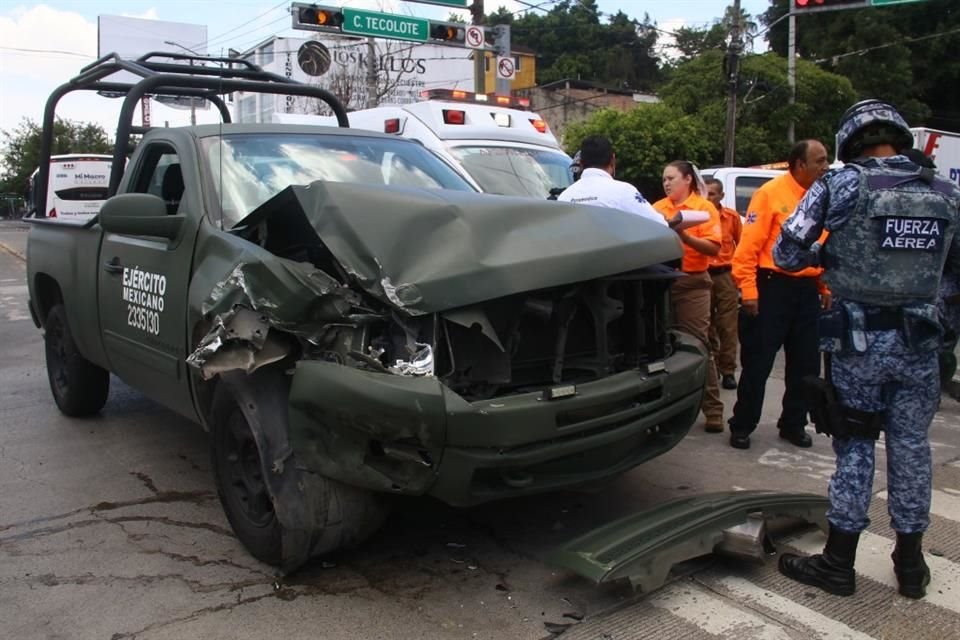 Una camioneta perteneciente al Ejército Mexicano estuvo involucrada en un accidente vial en la Colonia Ferrocarril.