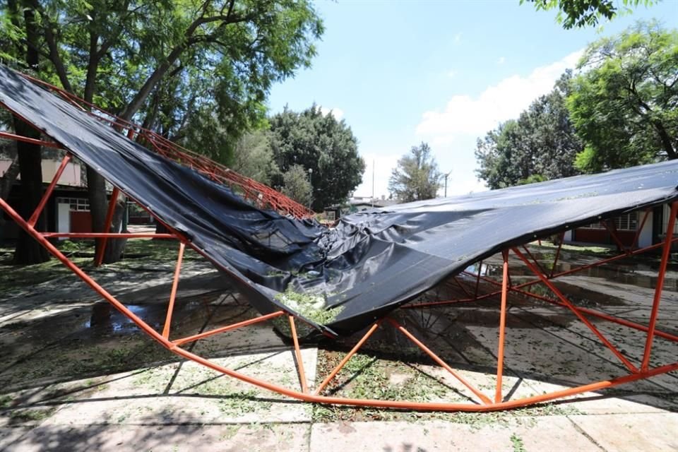 El domo de la Secundaria 58 ubicada en la Colonia Toluquilla en Tlaquepaque, colapsó a causa del granizo que cayó la noche del domingo, informaron autoridades.