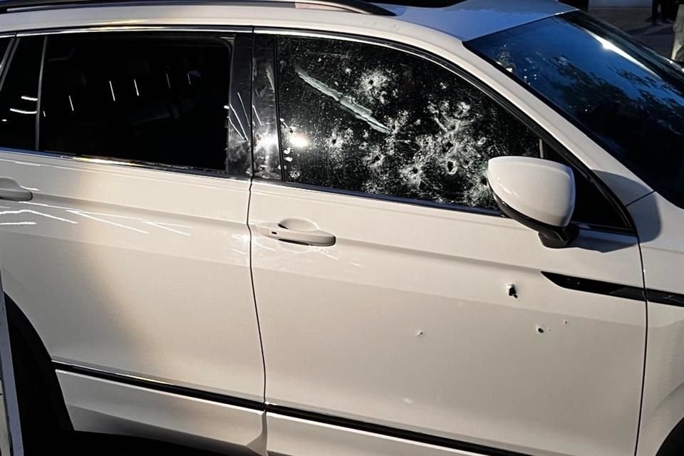 Unos 25 casquillos quedaron alrededor de un vehículo, cuyo conductor fue atacado a balazos afuera de un domicilio en la Colonia Providencia.