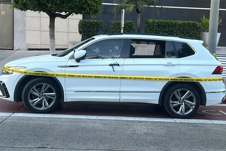 Unos 25 casquillos quedaron alrededor de un vehículo, cuyo conductor fue atacado a balazos afuera de un domicilio en la Colonia Providencia.