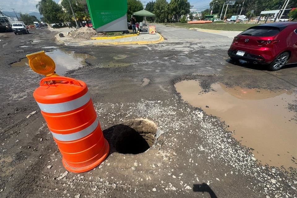 Señalan habitantes de coto que los trabajos en Camino Real a Colima deterioraron la calle de acceso a su vivienda.