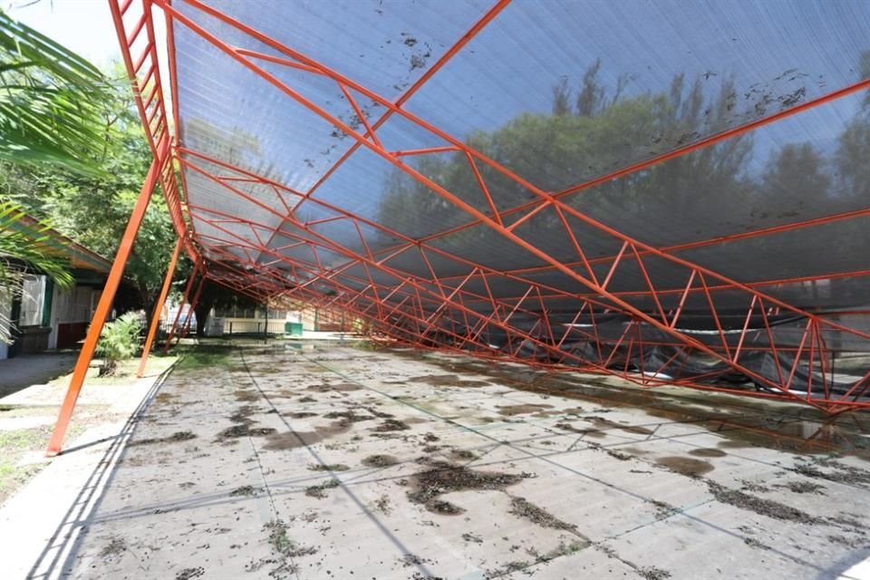 Debido a la tormenta del domingo, colapsó el domo en la secundaria 58, ubicada en Toluquilla.