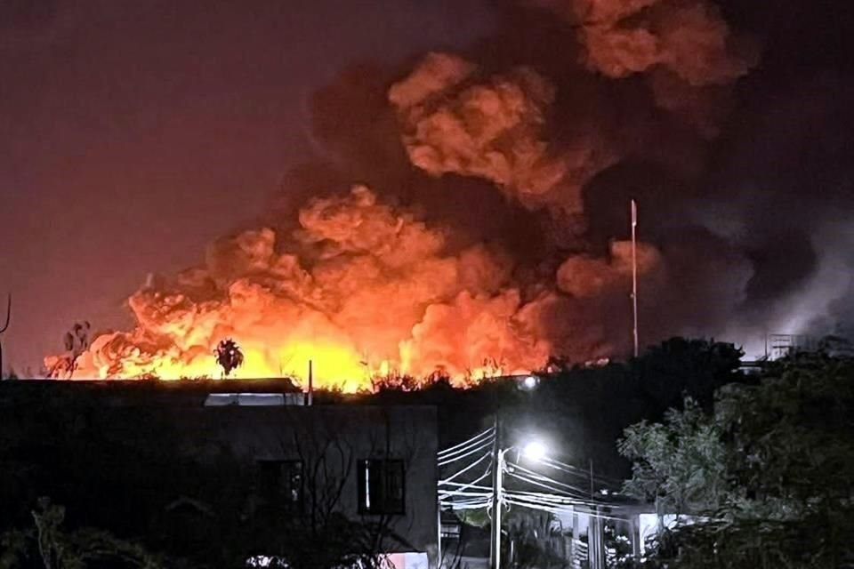 Las columnas de fuego alcanzaron gran altura causando pánico entre los habitantes de la zona.