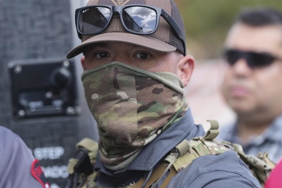 Un agente federal escolta a un detenido afuera de una corte de migración, el 28 de julio del 2025, en San Antonio.