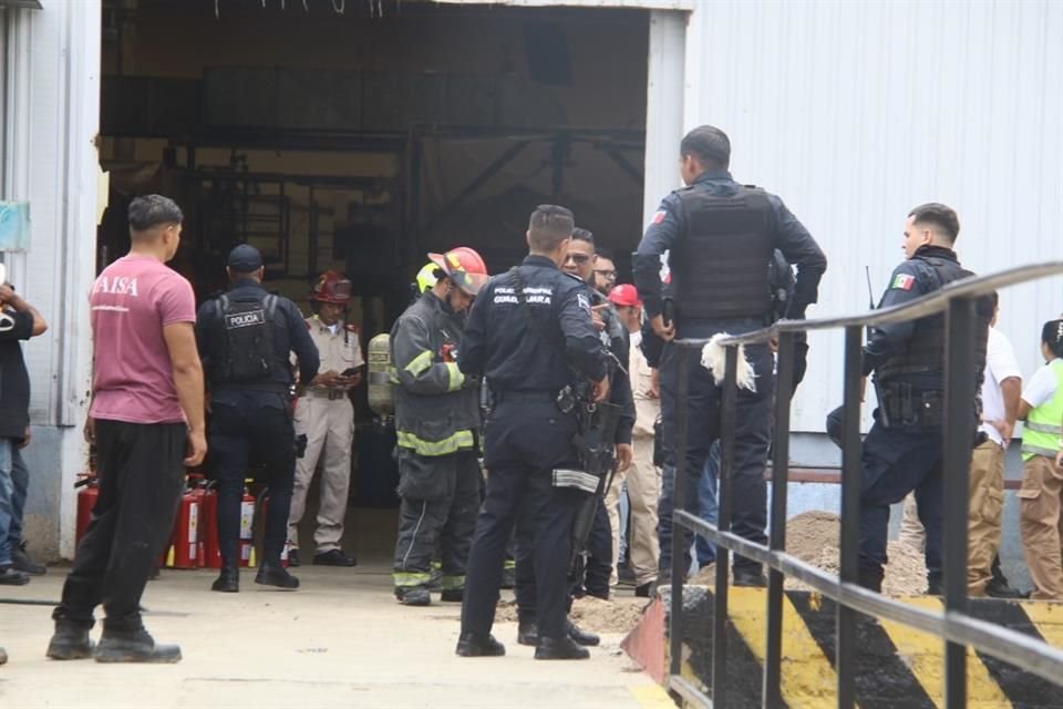 Dos heridos regulares dejó una explosión en una fábrica donde hacen lonas industriales en la Colonia La Aurora, en Guadalajara.