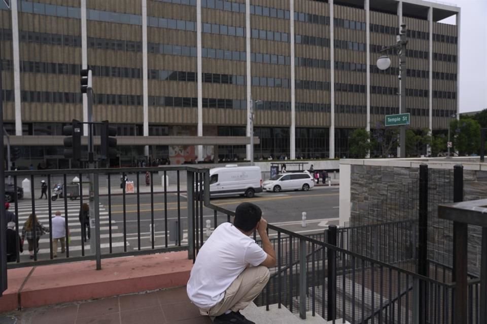 Personas hacen fila fuera de un edificio federal que alberga las oficinas de los Servicios de Ciudadanía e Inmigración (USCIS), el 25 de junio de 2025.