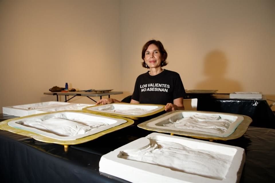 In questo progetto, camicie, scarpe e pantaloni vengono riprodotti in cemento, gesso o argilla e fungono da simboli dell'identità rubata.