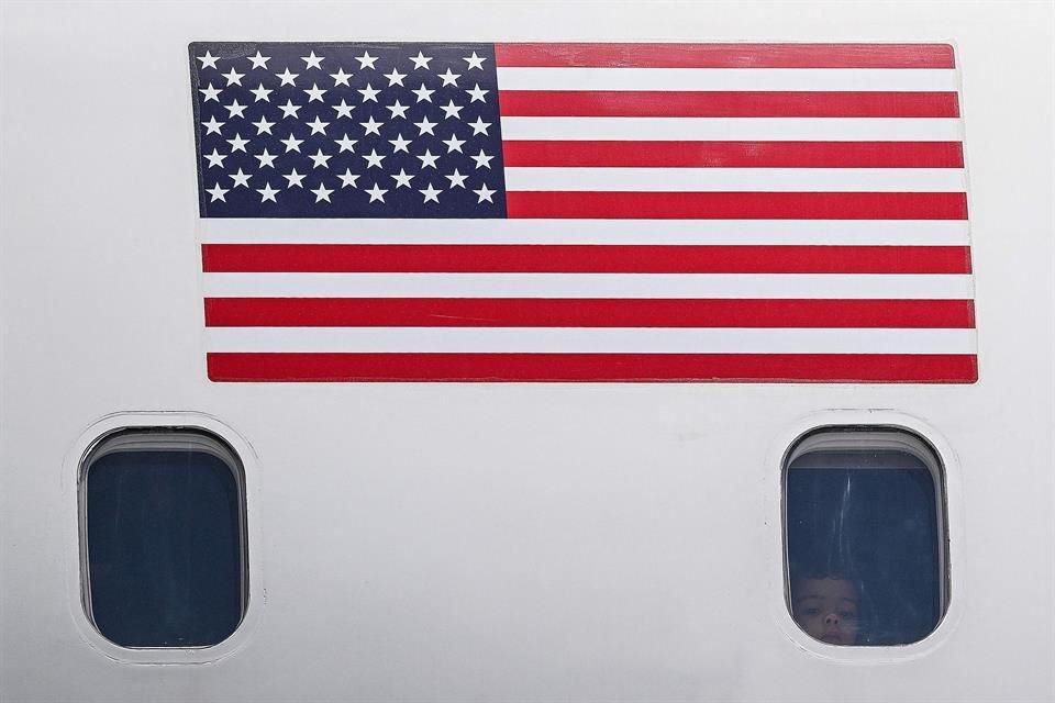 Migrantes venezolanos llegan al Aeropuerto Internacional Simón Bolivar, tras ser deportados, el 25 de julio.