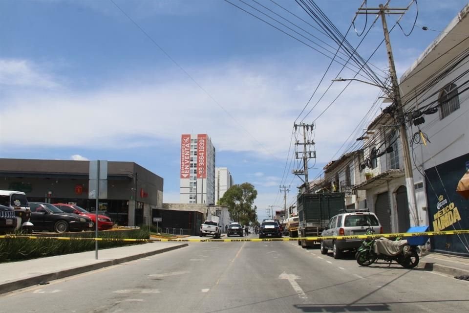 Dos hombres fueron asesinados a balazos en una pensión de autos en la Colonia Mariano Otero; reportan además una mujer herida.