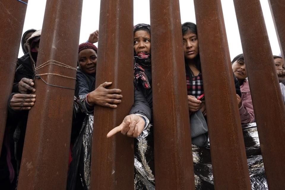 Donald Trump ordenó pintar de negro el muro fronterizo con México con el fin de que el metal absorba más calor y sea más difícil de escalar.