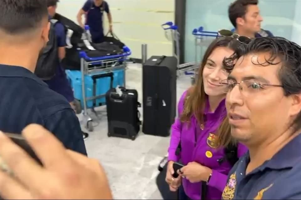 Aitana Bonmatí, Alexia Putellas entre otras estrellas del Barcelona Femenil tuvieron un gran recibimiento por aficionados blaugranas en la CDMX.