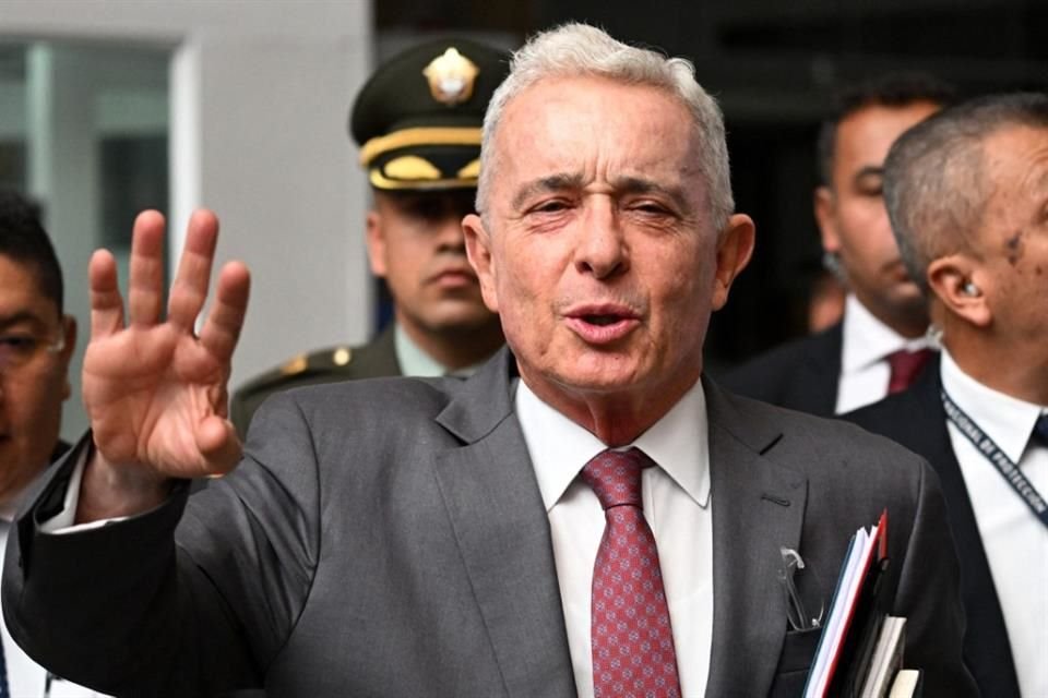 Un tribunal revocó la orden de prisión domiciliaria contra el ex Presidente colombiano Álvaro Uribe como condena de 12 años por corrupción.