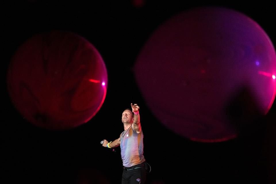 Chris Martin aseguró que la 'kiss cam' en conciertos de Coldplay continuará, pese a la viral infidelidad captada en Boston.