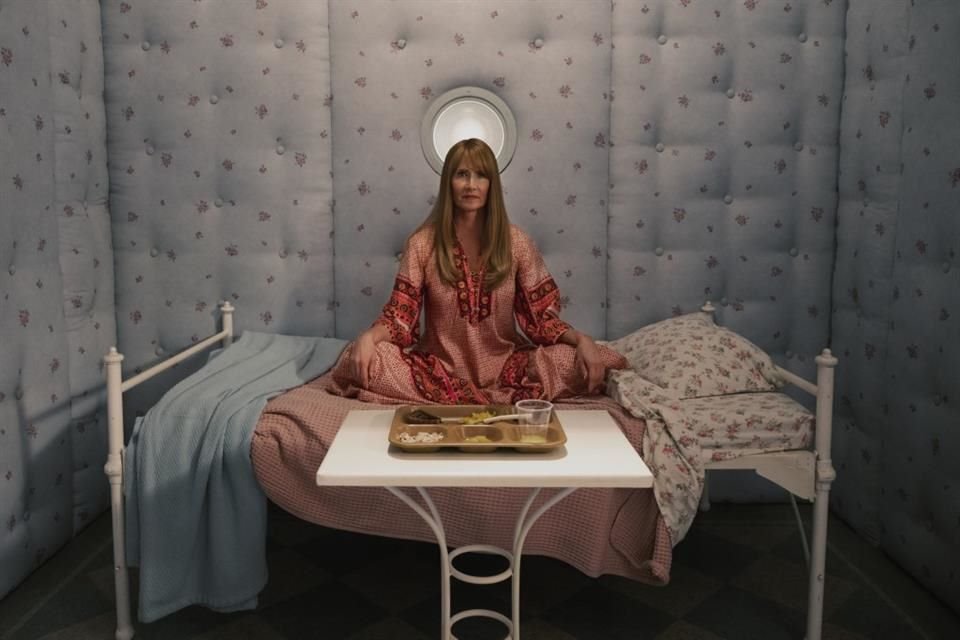La serie de comedia nominada al Emmy está protagonizada y producida por Kristen Wiig y Laura Dern.