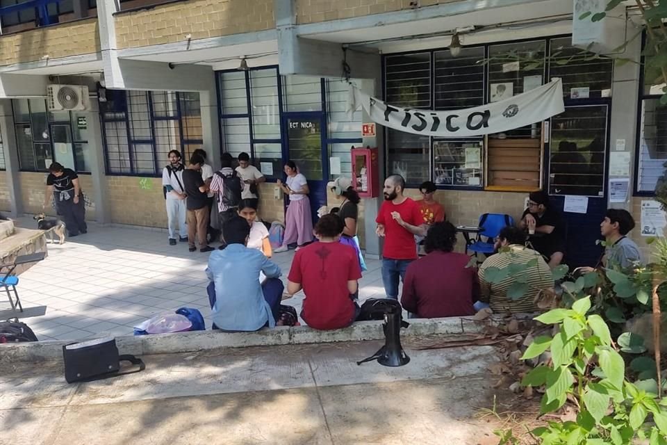 Pese a que autoridades del CUCEI prometieron abrir más cupos para las materias, estudiantes señalan que les cumplieron de forma parcial.