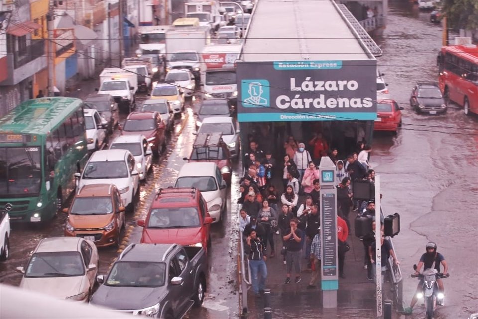 Estragos de la lluvia en Lázaro Cárdenas y Gobernador Curiel.
