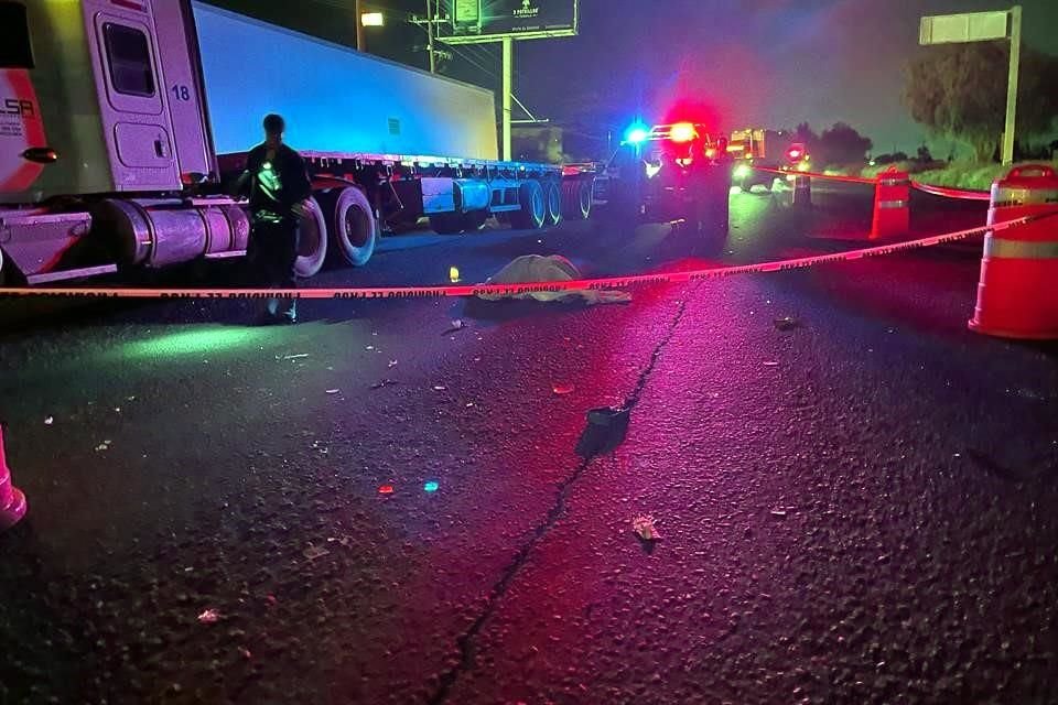 Una persona que viajaba en una motocicleta murió tras chocar con un vehículo pesado en Zapotlanejo.