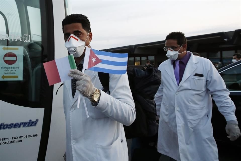 Un grupo de médicos cubanos que cumplen misión en Angola enviaron carta a Díaz-Canel, en la que exigen empresa estatal pague en dólares.
