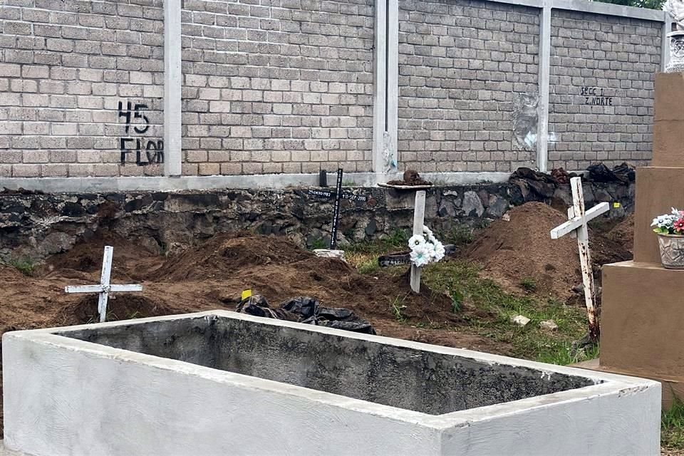 El 16 de agosto, el grupo de Madres Buscadoras de Jalisco dio a conocer que había encontrado los huesos de tres personas en una fosa cercana al muro perimetral del cementerio.