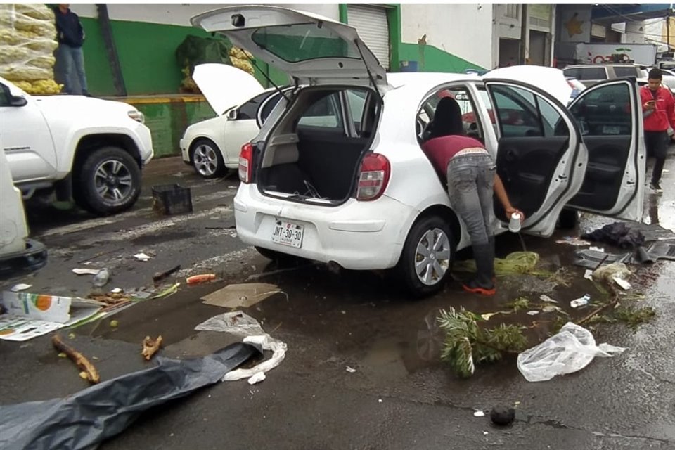 Autos afectados por la inundación en la Calle Chicalote y Mariposa, en el Mercado de Abastos.