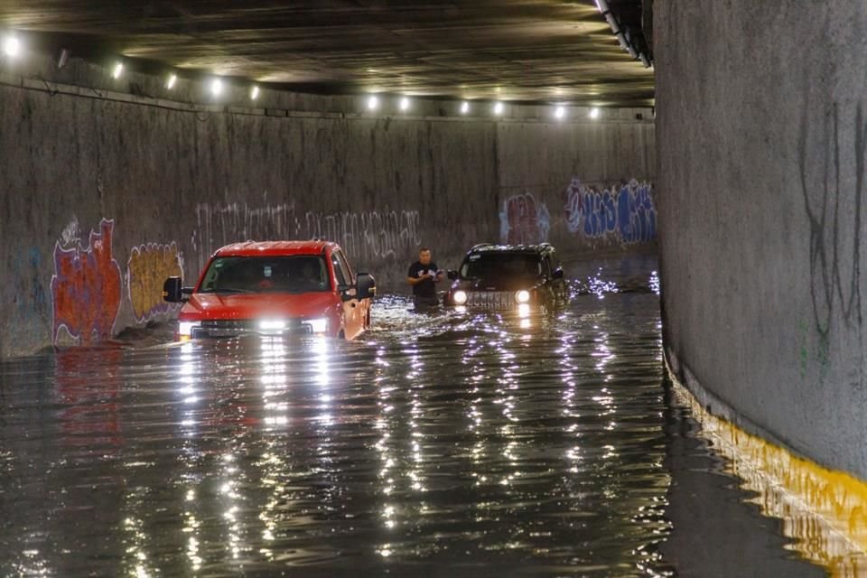 En Guadalajara, 11 vehículos sufrieron daños tras la lluvia.
