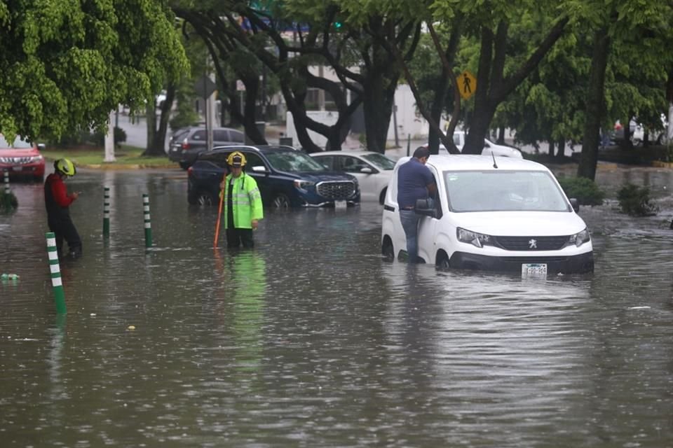 Avenida Niños Héroes y Avenida de los Arcos inundada a mitad de la glorieta.