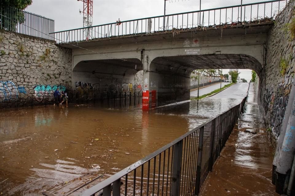 El túnel de avenida 8 de Julio y Washington fue cerrado a la circulación vehicular para evitar vehículos varados.