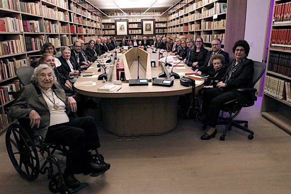 Margit Frenk, na pierwszym planie po lewej, ze swoimi kolegami z Meksykańskiej Akademii Językowej podczas ponownego otwarcia jej historycznej siedziby przy Donceles 66, Centro, w zeszłym roku.