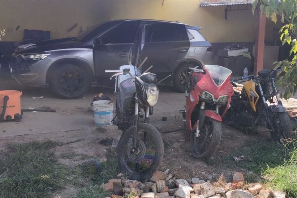 Tras ejecutar una orden de cateo en el Municipio de Encarnación de Díaz, autoridades estatales y federales aseguraron un arsenal, vehículos y droga.