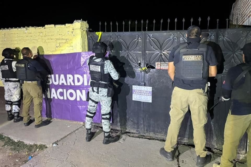 Tras ejecutar una orden de cateo en el Municipio de Encarnación de Díaz, autoridades estatales y federales aseguraron un arsenal, vehículos y droga.