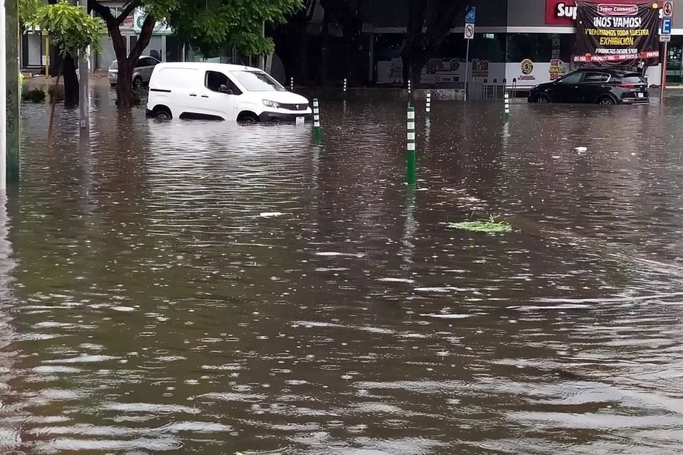 La glorieta de Avenida Niños Héroes y Avenida de los Arcos terminó totalmente inundada.