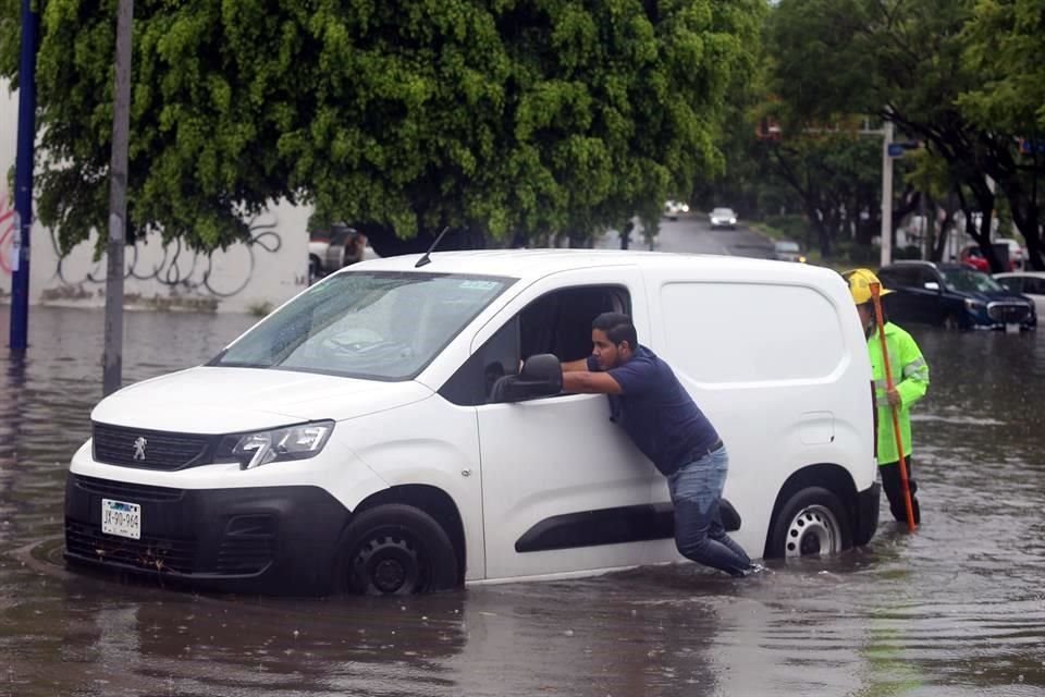 Automovilistas se quedaron varados en Arcos y Niños Héroes.