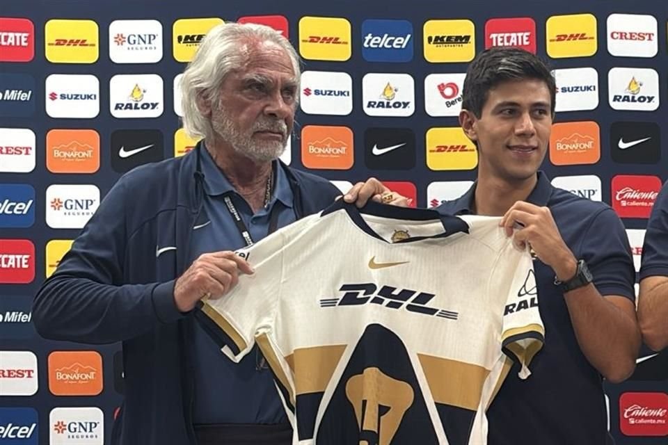 Macías fue presentado junto a Medina, como los últimos refuerzos de Pumas para el torneo.