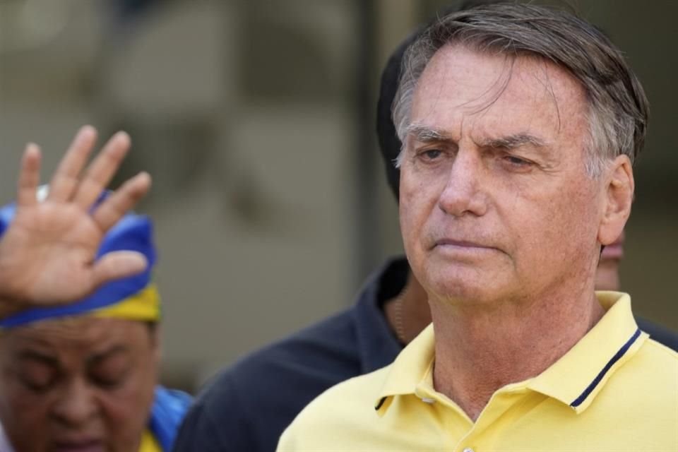 El ex Presidente brasileño Jair Bolsonaro, saliendo de un hospital el 16 de agosto del 2025.