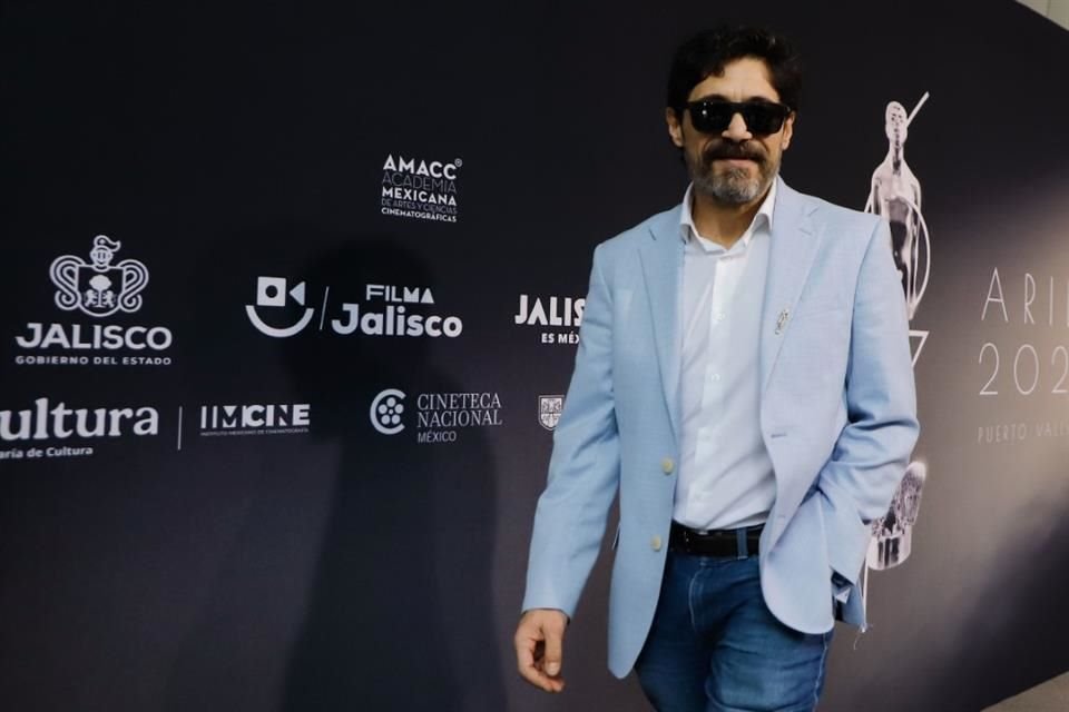 El actor Hector Kotsifakis llegó puntual a la cita de este miércoles.
