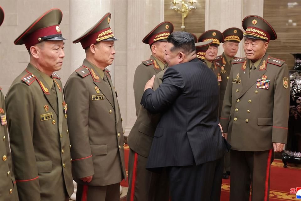El líder norcoreano Kim Jong Un saluda a oficiales que fueron desplegados en la región de Kursk.