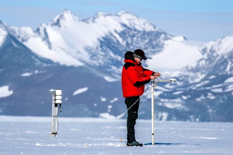 Un científico durante una investigación en la Antártica, el 20 de agosto del 2025.