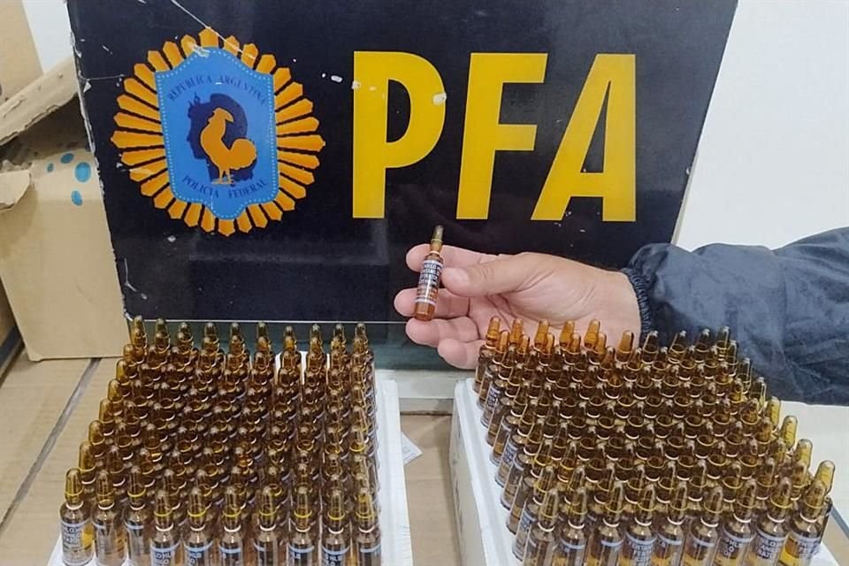 La policía de Argentina muestra ampolletas de fentanilo durante un operativo en la provincia de Santa Fé, el 20 de mayo del 2025.