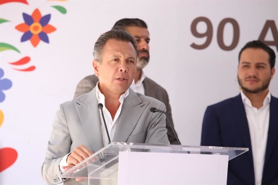 El Gobernador de Jalisco señaló que pese a gestiones con la SICT, aún no hay fecha para reparar carreteras federales que 'están destrozadas'.