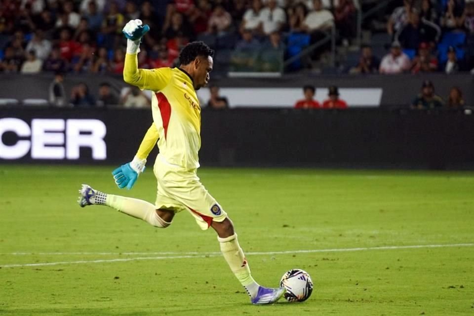 El meta peruano cobró con decisión y sentenció la serie.