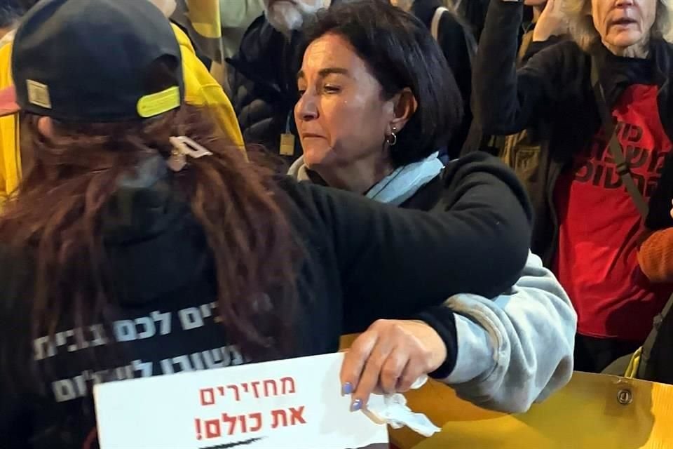Ilana y su madre, Miriam, participan en una protesta en Tel Aviv.