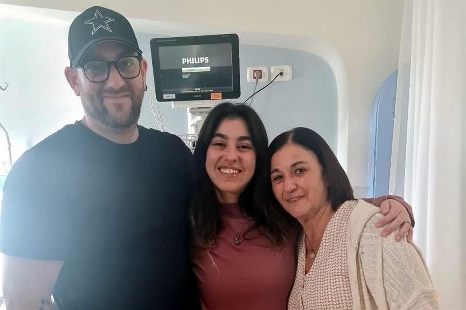 Jaim y Miriam visitan a Ilana tras su liberación, luego de 55 días secuestrada en Gaza.