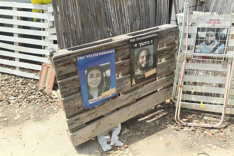 Carteles con los rostros de Ilana y Matan están desplegados en el kibutz Nir Oz, donde vivían.