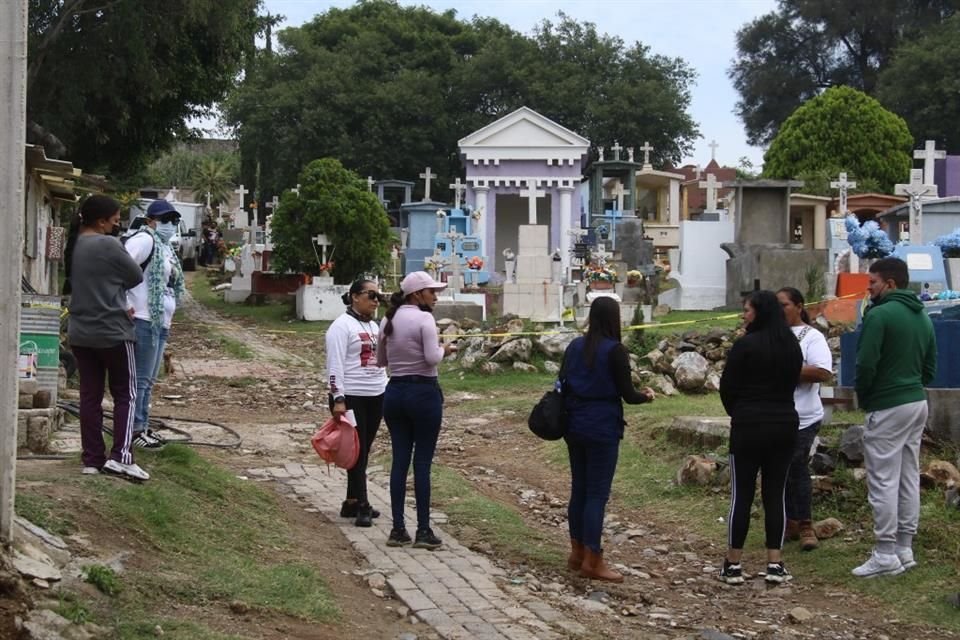 Mientras Madres Buscadoras aseguran que hay cuerpos amarrados en la fosa del panteón de San Sebastianito, la Fiscalía sostiene otra versión.