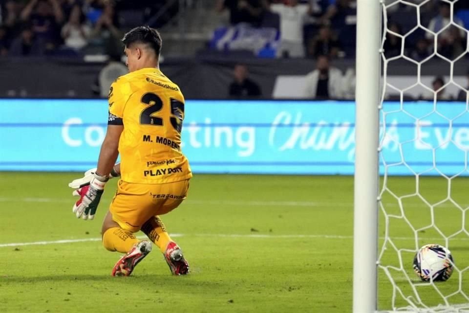 El meta Carlos Moreno quedó mal parado en el autogol.