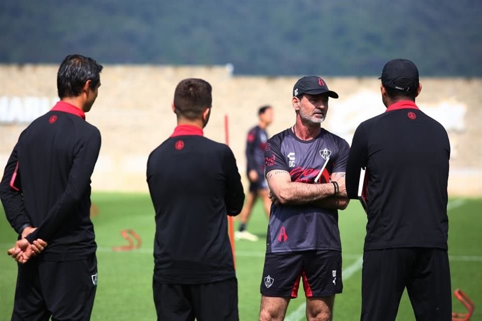 Diego Cocca, Director Técnico de Atlas durante un entrenamiento en la Academia AGA.